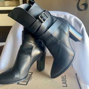 Booties. Leather. Black.